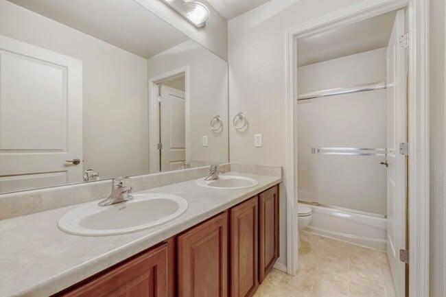 Building Photo - 3 Bed 3 Bath Townhouse in Westminster