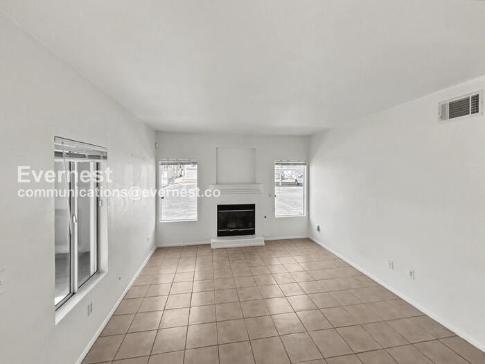 Building Photo - 5922 W Vegas Dr