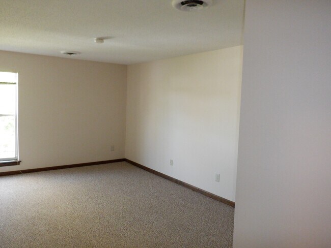 Building Photo - 787 Farmington Ave