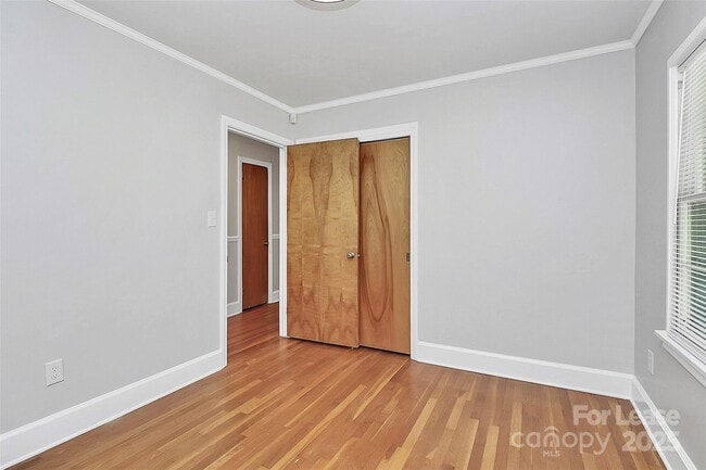Building Photo - 207 Oak Dr