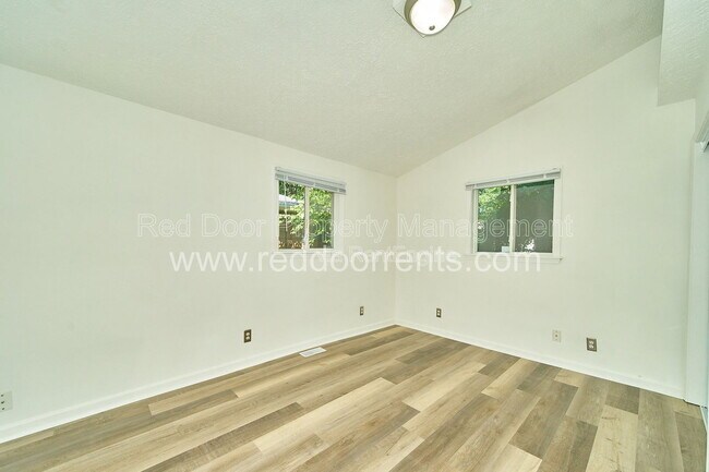 Building Photo - 5422 Greenfield Ave