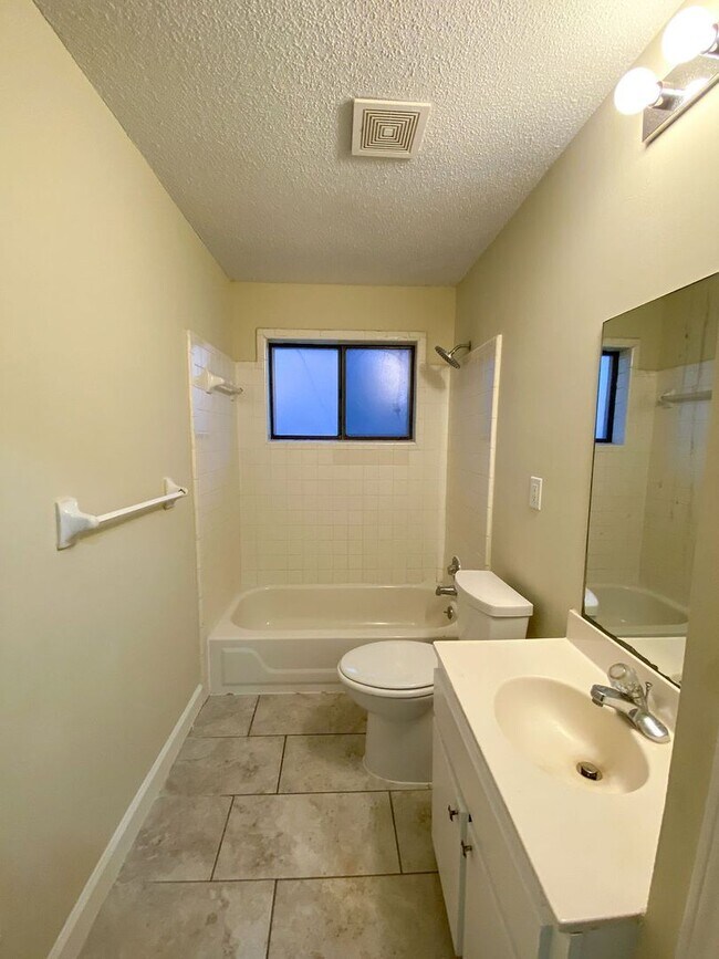 Building Photo - 3 bedroom, 2 bath near Quince and Perkins