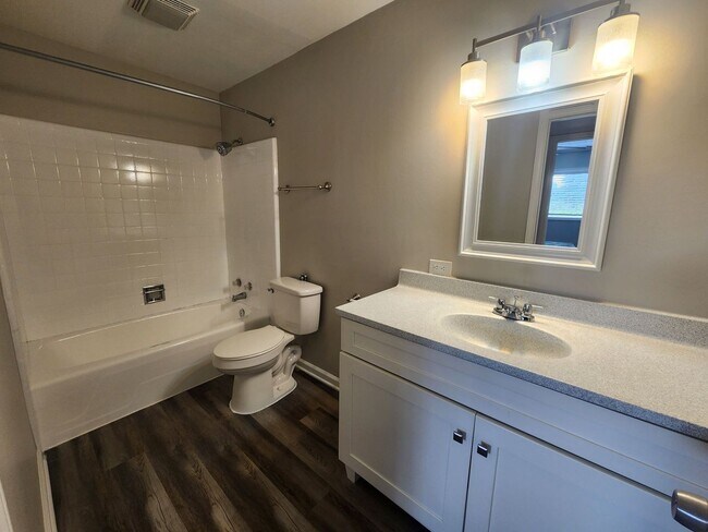 Building Photo - 2 Bedroom Salem View Apartment!