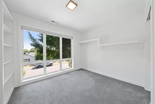 Building Photo - Modern 3 Bedroom + 2.5 bath home in SE Portland!! Brentwood Neighborhood with Air Conditioning!!