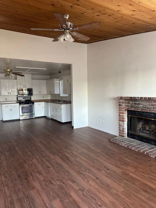 Building Photo - Cute home in a well established neighborhood with community pool!