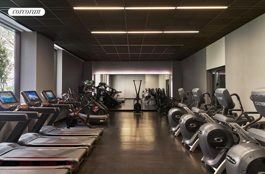 Building Photo - 550 W 45th St