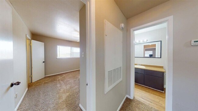 Building Photo - 2807 Longmire Dr