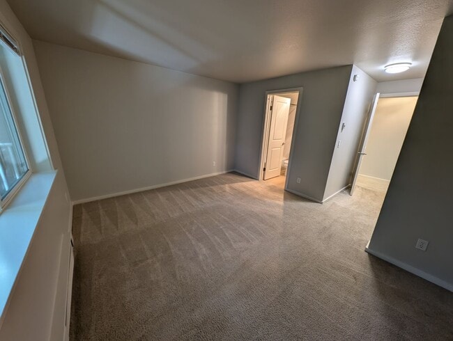 Building Photo - High End 3 Br Condo off of Bothell-Everett...