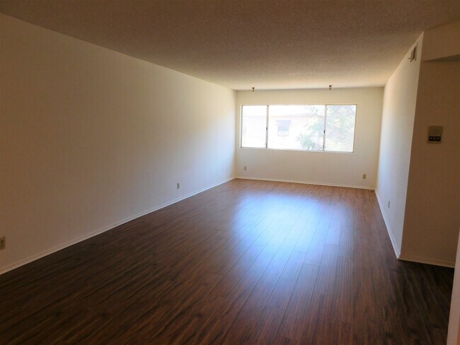 Building Photo - 10241 Commerce Ave