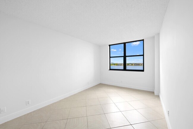 Building Photo - 105 Lake Emerald Dr