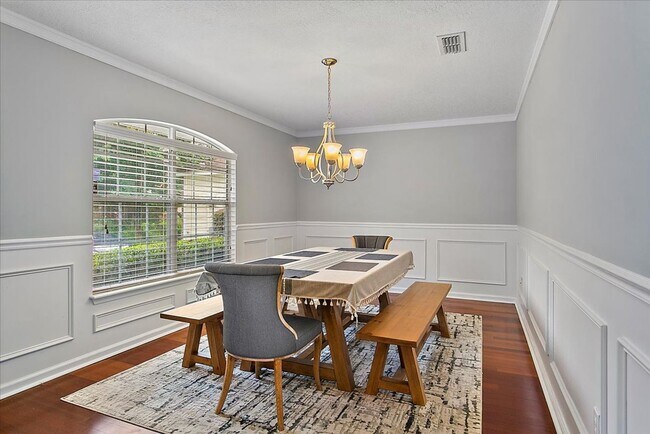 Building Photo - Highly Desirable Kensington Gardens