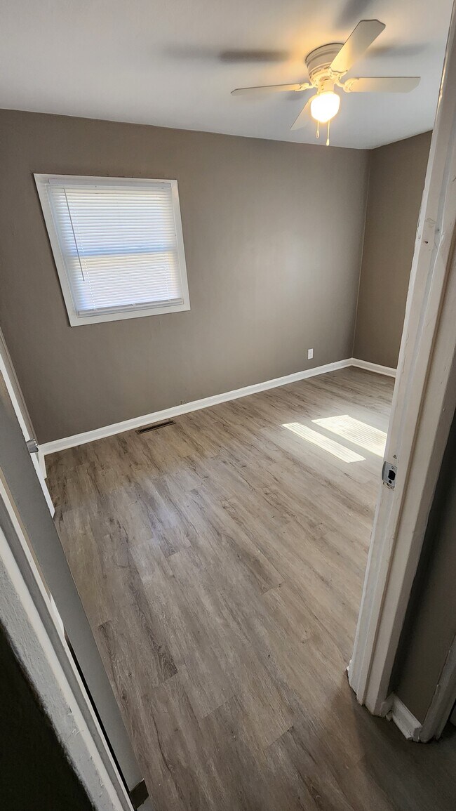 Building Photo - 864 E 35th Ct