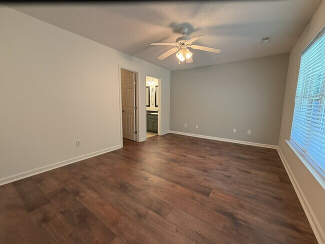Building Photo - "Discover Comfort and Charm: Spacious 3-Bed, 2-Bath Home in Huntsville's Desirable Locale!"