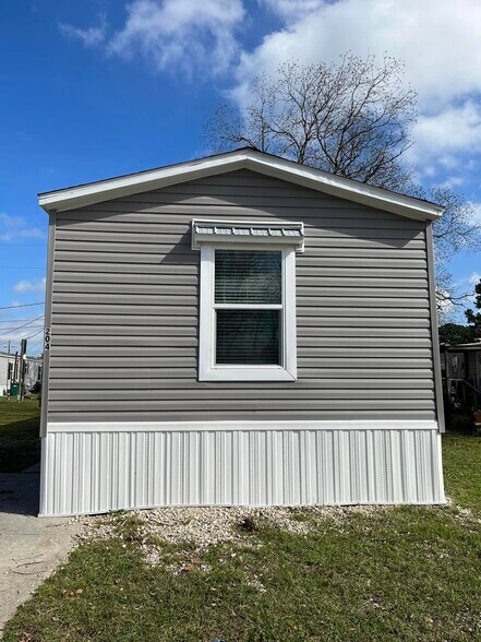 Building Photo - 204 Marie St