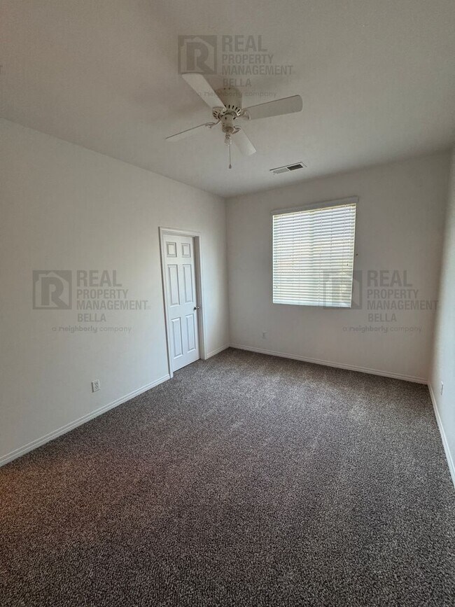 Building Photo - Huge Kitchen, Downstairs Bedroom, and More...