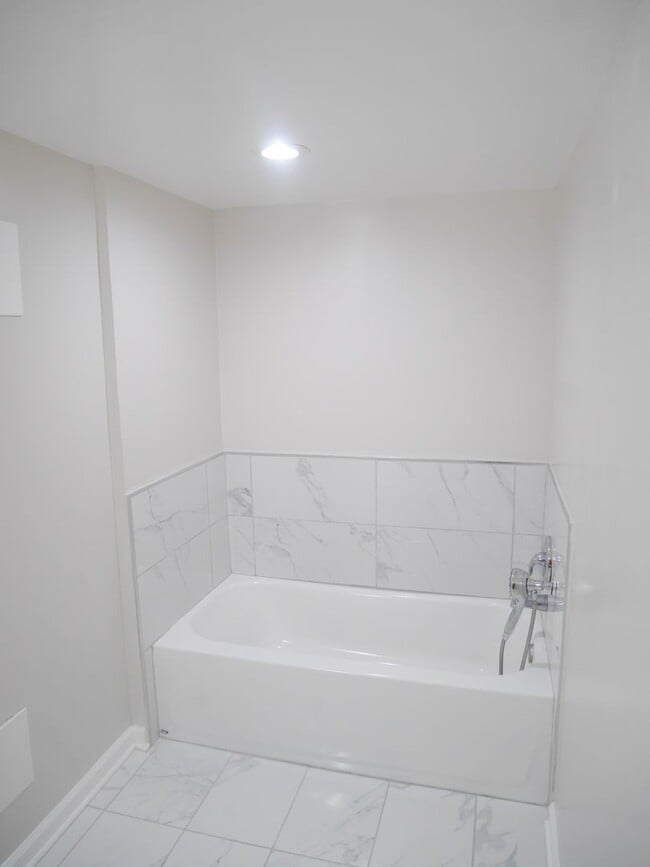 Building Photo - Rare Find! 4 Bedroom, 2 Bathroom Townhome ...