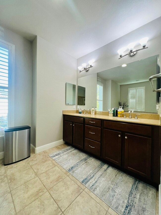 Building Photo - 3084 Vittoria Loop