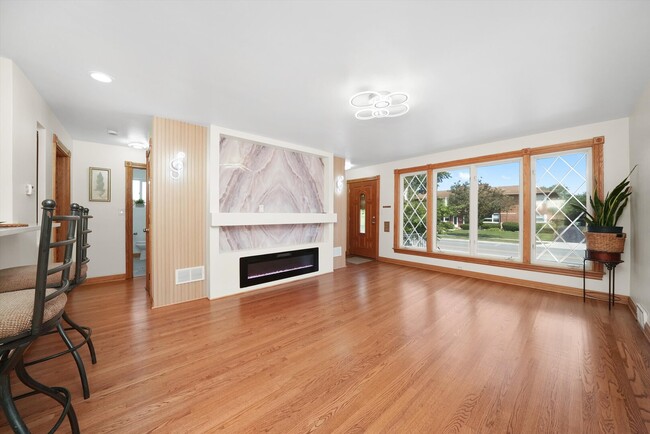 Building Photo - 1412 Balmoral Ave