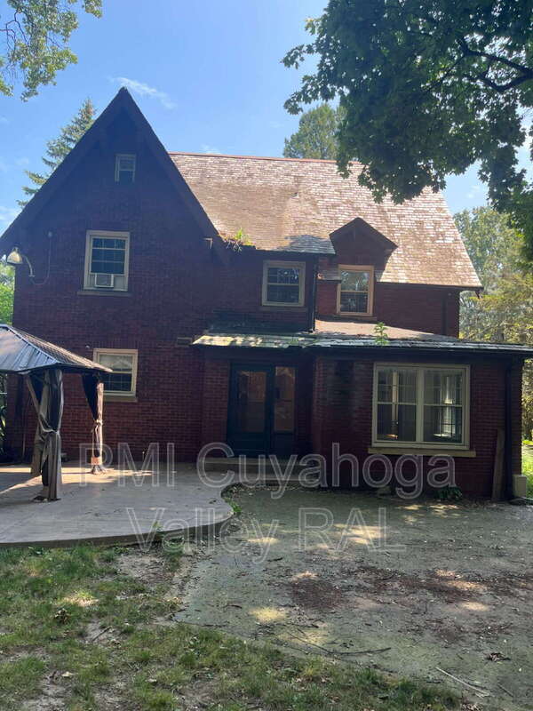 Building Photo - 358 Merriman Rd