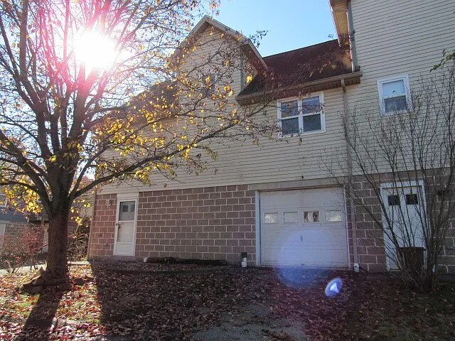 Building Photo - 402 Meadow Ave