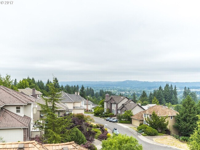 Building Photo - Immaculate 4 bedroom, 3.5 bathroom, tri-level Home in Tigard!! Expansive Views, Office space, Gam...