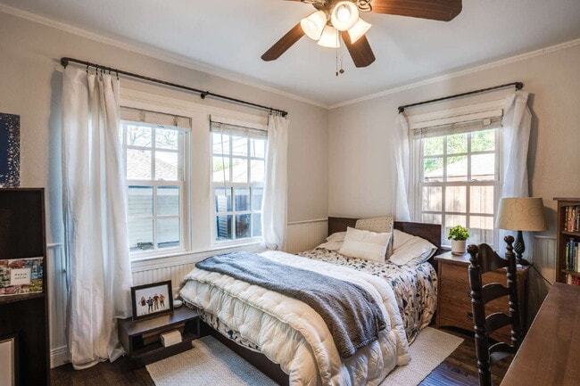 Building Photo - A Stunning, Updated Home in the heart of Dallas