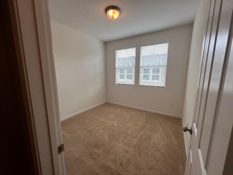 Building Photo - 3949 Portola Cmn
