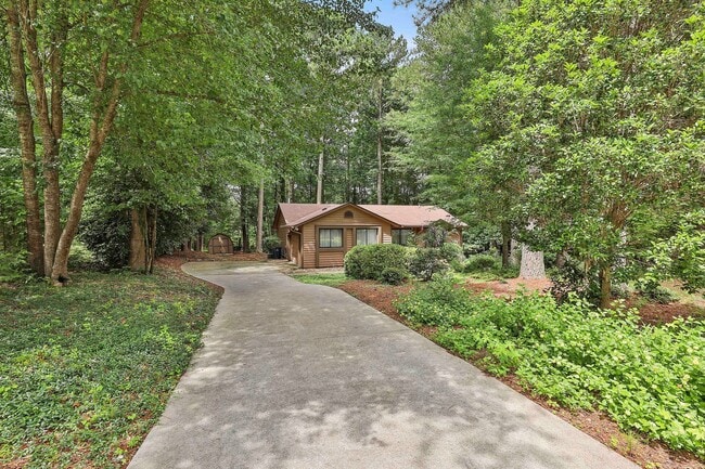 Building Photo - Charming 3 Bed / 2 Bath Furnished Ranch in One of Peachtree City's Most Scenic Settings