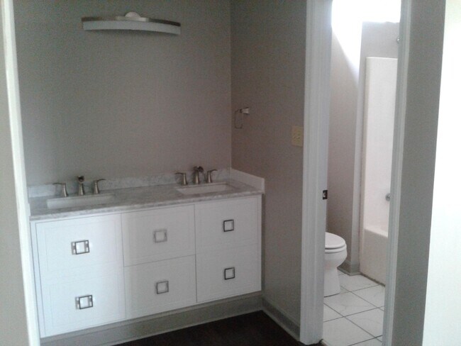 Building Photo - 211 Teakwood