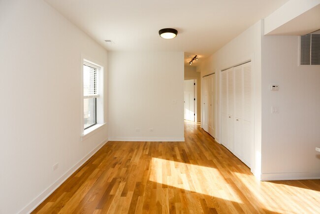 Building Photo - 2210 W Eastwood Ave