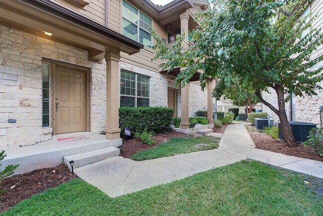 Building Photo - Immaculately Maintained 2/2.5 Townhome In ...