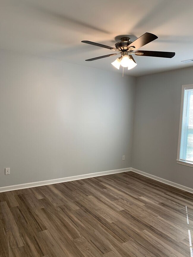 Building Photo - 3 Bedroom 2 Bath Renovated House Available Now on Park Avenue