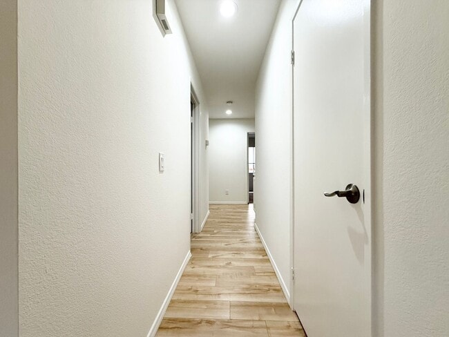 Building Photo - Single Story in Rancho Del Oro!