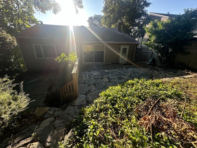 Building Photo - Charming 3 Bed with 2 Baths