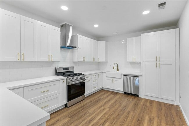 Building Photo - 302 Laurel Ct