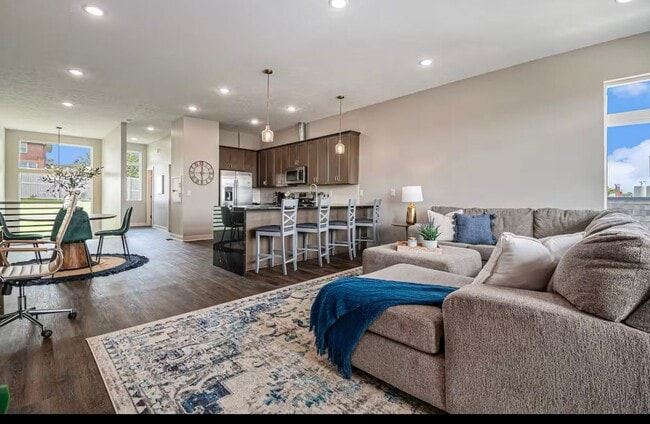 Building Photo - Fully Furnished 2 Master Suites | Luxe Townhome Near UNMC