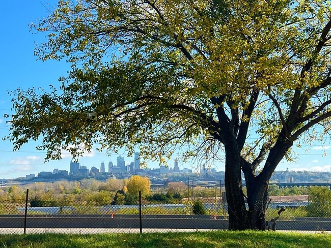 Building Photo - COMING SOON: Beautiful home in KCK!