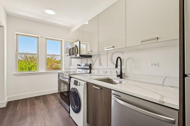 Building Photo - Modern 2-Bedroom Gem in the Heart of Andersonville | Separate Kitchen, In-Unit Laundry & Tons of ...