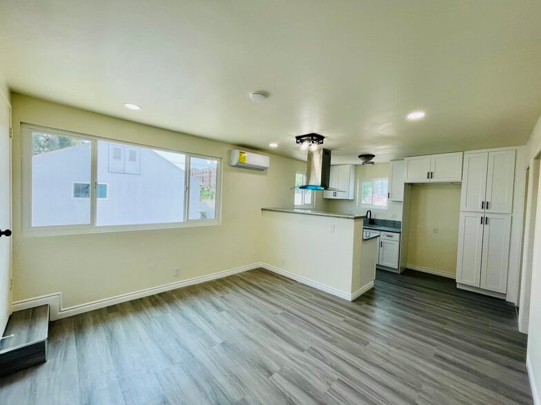Building Photo - 817 W Hellman Ave