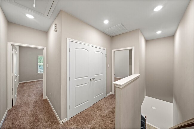 Building Photo - 1413 E April Villa