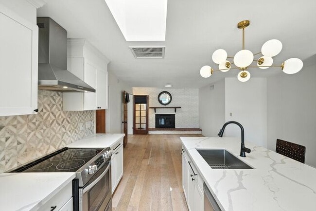 Building Photo - Totally remodeled home in prime Tempe Loca...
