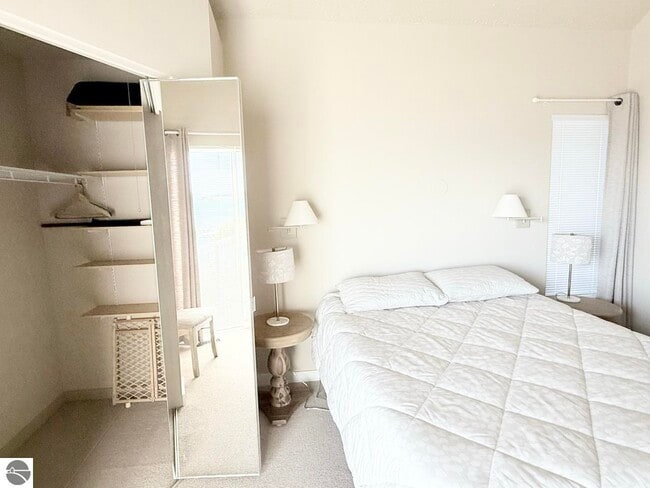 Building Photo - 776 N Yacht Club Dr