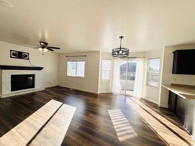 Building Photo - 1094 1825 W