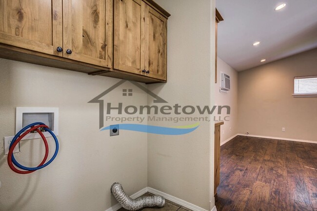 Building Photo - Beautiful 1 Bed 1 Bath Cottage Centrally L...