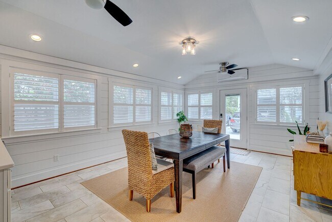 Building Photo - Midtown Rental in Forest Hills