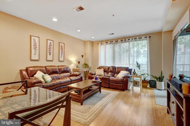 Building Photo - 934 N 3rd St