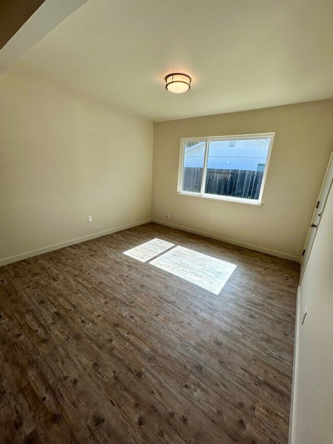 Building Photo - Completely Updated Irvington House!