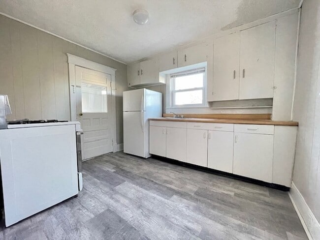 Building Photo - Charming 2 Bedroom Home Available!