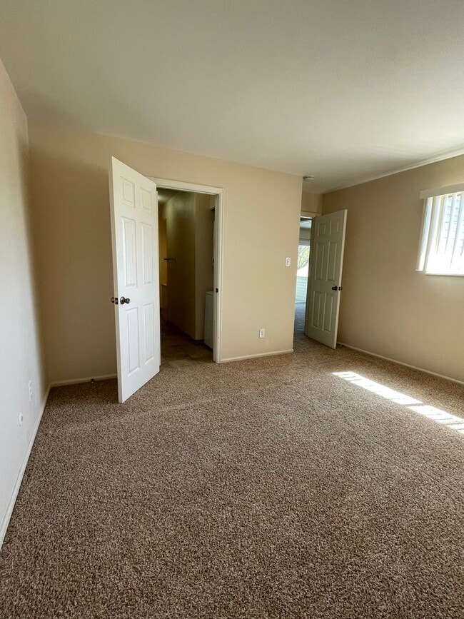 Building Photo - 2 Bedroom 1 Bath Condo Available April