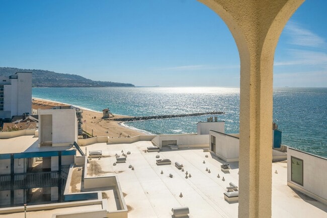 Building Photo - 565 Esplanade